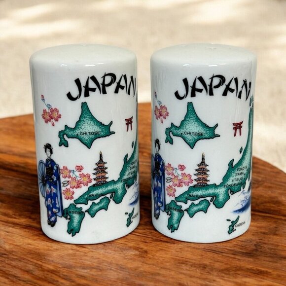 Vintage Salt and Pepper Shakers Travel Map Landmarks of Japan - Picture 1 of 13